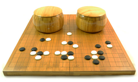 Conjunto Zen Minded com tigelas de bambu e tabuleiro de jogo dobrável