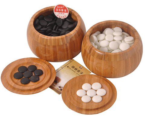 Zen Minded go-stenar satta med bambuskålar
